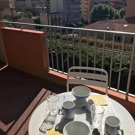 La Lumiere Du Matin Dans Le Nid Blanc Apartament Mentona